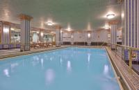 The Biltmore Los Angelesの敷地内または近くにあるプール