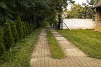 un chemin en briques dans une cour à côté d&#39;une clôture dans l&#39;établissement ENIGMA, à Vrdnik
