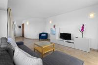 Televízia a/alebo spoločenská miestnosť v ubytovaní Apartamentos Arrecife Playa