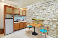 Aksari Villa Seminyak by Ini Vie Hospitalityにあるキッチンまたは簡易キッチン