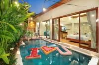 Aksari Villa Seminyak by Ini Vie Hospitalityの敷地内または近くにあるプール