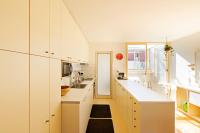 Kuchyň nebo kuchyňský kout v ubytování Casa 128 by LovelyStay