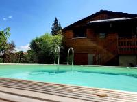 Bazén v ubytovaní Le Chalet Cosy piscine et spa alebo v jeho blízkosti