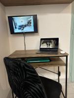 Telewizja i/lub zestaw kina domowego w obiekcie Au 15 - Charmant Studio hyper centre