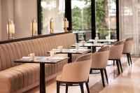 una fila de mesas y sillas en un restaurante en Sheraton Istanbul Levent, en Estambul