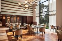 Un restaurante con mesas, sillas y ventanas. en Sheraton Istanbul Levent, en Estambul