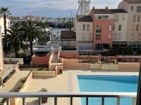 Bazén v ubytovaní Superbe appart. avec piscine à Cap d'Agde - FR-1-723-18 alebo v jeho blízkosti