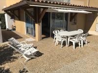 Patio alebo iná vonkajšia časť ubytovania Appartement RDC à 100m de la plage, terrasse, parking, pour 6 personnes, Cap d'Agde - FR-1-723-35