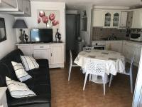 Kuchyňa alebo kuchynka v ubytovaní Appartement RDC à 100m de la plage, terrasse, parking, pour 6 personnes, Cap d'Agde - FR-1-723-35