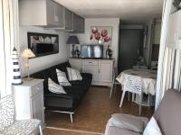 Kuchyňa alebo kuchynka v ubytovaní Appartement RDC à 100m de la plage, terrasse, parking, pour 6 personnes, Cap d'Agde - FR-1-723-35