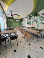 una fila de mesas y sillas en un restaurante en Casa Blanca del Mar, en Santa Marta