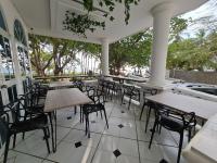 un restaurante con mesas y sillas en un suelo de baldosa en Casa Blanca del Mar, en Santa Marta