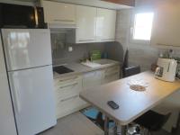 Kuchyňa alebo kuchynka v ubytovaní Bel appart neuf proche plage Richelieu, 6 pers, parking inclus - FR-1-723-79