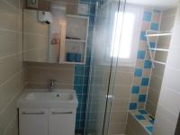 Kúpeľňa v ubytovaní Bel appart neuf proche plage Richelieu, 6 pers, parking inclus - FR-1-723-79
