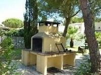 Vonkajšia záhrada v ubytovaní Appartement en Rez-de-Jardin: Piscine, Calme, Pinède, Parking, Terrasse, Proche Plage, BBQ - FR-1-723-84
