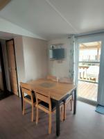 Telewizja i/lub zestaw kina domowego w obiekcie Mobil Home 8P Domaine de Dugny