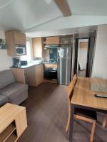 Kuchnia lub aneks kuchenny w obiekcie Mobil Home 8P Domaine de Dugny