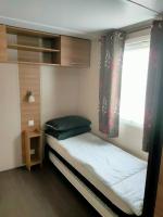 Łóżko lub łóżka w pokoju w obiekcie Mobil Home 8P Domaine de Dugny