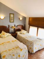 Posteľ alebo postele v izbe v ubytovaní HOSTAL JJ salduero