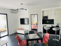Kuchnia lub aneks kuchenny w obiekcie T2 Front de Mer 2pers 1 minute de la plageT2 de 44 m2 plus terrasse 16m2 , vue mer panoramique et en face de la plage Cet appartement refait à neuf bénéficie d'un confort et d un équipement optima Cet appartement est idéal pour 2 personnes avec sa chamb