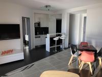 Telewizja i/lub zestaw kina domowego w obiekcie T2 Front de Mer 2pers 1 minute de la plageT2 de 44 m2 plus terrasse 16m2 , vue mer panoramique et en face de la plage Cet appartement refait à neuf bénéficie d'un confort et d un équipement optima Cet appartement est idéal pour 2 personnes avec sa chamb
