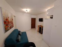 Televízia a/alebo spoločenská miestnosť v ubytovaní Apartments Mohar II