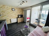 Część wypoczynkowa w obiekcie Studio Cabine au Calme, Proche Port et Plage, Parking Gratuit - FR-1-723-96