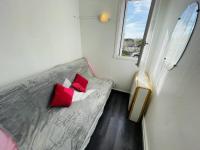 Łóżko lub łóżka w pokoju w obiekcie Studio Cabine au Calme, Proche Port et Plage, Parking Gratuit - FR-1-723-96