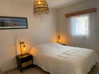 Posteľ alebo postele v izbe v ubytovaní Appartement cosy avec balcon et garage à Balaruc-les-Bains - FR-1-503-172
