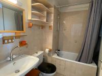 Kúpeľňa v ubytovaní Appartement cosy avec balcon et garage à Balaruc-les-Bains - FR-1-503-172