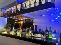 un bar con muchas botellas de alcohol en ALTEA HOTEL - San Bartolo, en San Bartolo