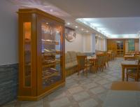 restauracja z jadalnią ze stołami i krzesłami w obiekcie Hotel Praha w mieście Hřensko