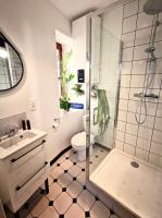 Łazienka w obiekcie BELLE REINE - 3 APPARTEMENTS EN COEUR DE CENTRE-VILLE