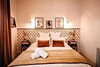 Łóżko lub łóżka w pokoju w obiekcie BELLE REINE - 3 APPARTEMENTS EN COEUR DE CENTRE-VILLE