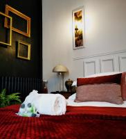Łóżko lub łóżka w pokoju w obiekcie BELLE REINE - 3 APPARTEMENTS EN COEUR DE CENTRE-VILLE