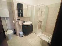 A bathroom at Apartment Al Lago, Torri del Benaco