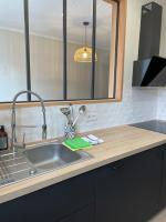 Kuchyňa alebo kuchynka v ubytovaní Appartement Le Fayot