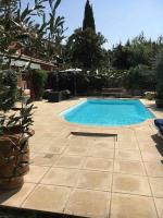 Basen w obiekcie Villa cosy 5km Cannes lub w pobliżu