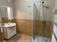 A bathroom at 4 You Mini Apartman Egerszalók