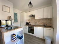 Kuchnia lub aneks kuchenny w obiekcie Appartement rénové 5 personnes avec balcon au centre de Perros-Guirec - FR-1-368-382
