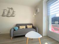 Część wypoczynkowa w obiekcie Appartement rénové 5 personnes avec balcon au centre de Perros-Guirec - FR-1-368-382
