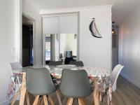 Część wypoczynkowa w obiekcie Appartement rénové 5 personnes avec balcon au centre de Perros-Guirec - FR-1-368-382