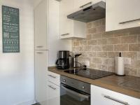Kuchnia lub aneks kuchenny w obiekcie Appartement rénové 5 personnes avec balcon au centre de Perros-Guirec - FR-1-368-382