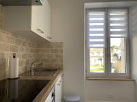 Kuchnia lub aneks kuchenny w obiekcie Appartement rénové 5 personnes avec balcon au centre de Perros-Guirec - FR-1-368-382