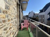 Balkon lub taras w obiekcie Appartement rénové 5 personnes avec balcon au centre de Perros-Guirec - FR-1-368-382
