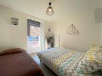 Łóżko lub łóżka w pokoju w obiekcie Appartement rénové 5 personnes avec balcon au centre de Perros-Guirec - FR-1-368-382