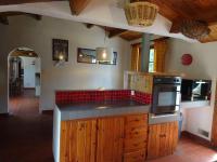 Kuchyňa alebo kuchynka v ubytovaní Maison familiale proche plage avec jardin, terrasse et 6 couchages à L'Épine - FR-1-224B-184