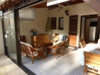 Część wypoczynkowa w obiekcie Maison en Pinède Proche Mer et Commerces - 5 pers, Terrasse, Jardin, Parking, WiFi - FR-1-705-29