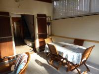 Część wypoczynkowa w obiekcie Maison en Pinède Proche Mer et Commerces - 5 pers, Terrasse, Jardin, Parking, WiFi - FR-1-705-29