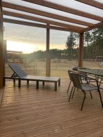 Balkón alebo terasa v ubytovaní Sworna łąka z zewnętrznym SPA- sauna, jacuzzi, balia
